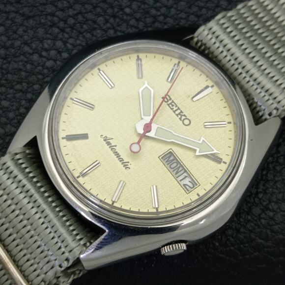 Vintage 1984 Seiko Automatic Mens Silver Watch W/daydate & Green accents - Picture 6 of 8